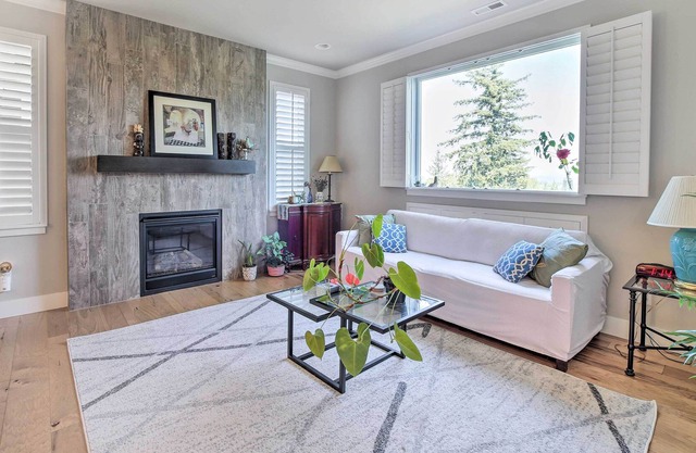 Welcoming Snoqualmie Townhome w/ Mtn Views!