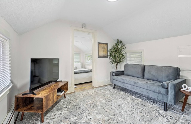 Welcoming Studio Apartment Just Steps Away From Historic Downtown Battle Creek