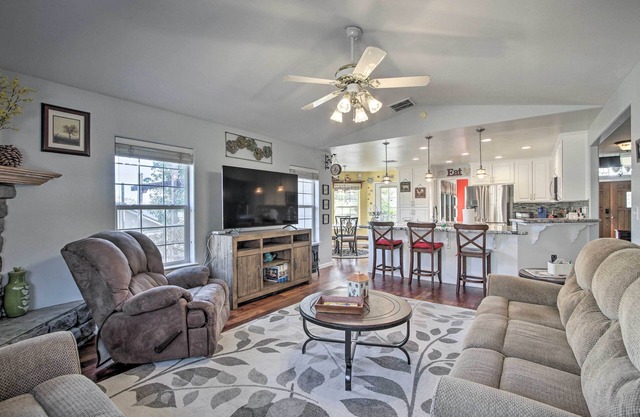 Welcoming Tehachapi Home w/ Deck & Grill!