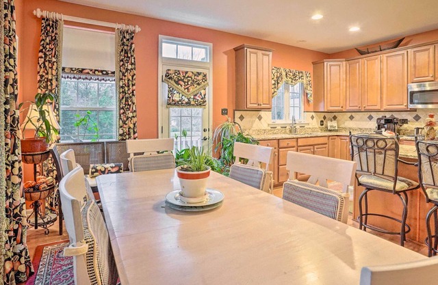 Welcoming Townhome ~ 14 Mi to Dtwn Richmond!