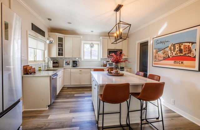 Welcoming updated modern 3-bedroom house in Mount Clemens