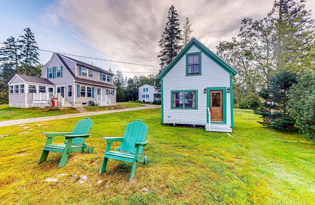 Well-equipped cottage with modern touches, WiFi, gas grill, & beautiful views