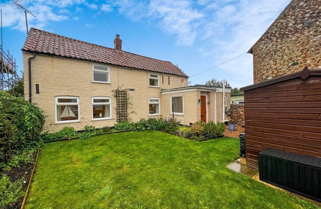 Well furnished holiday cottage in the heart of Docking, Norfolk ref 99009HT