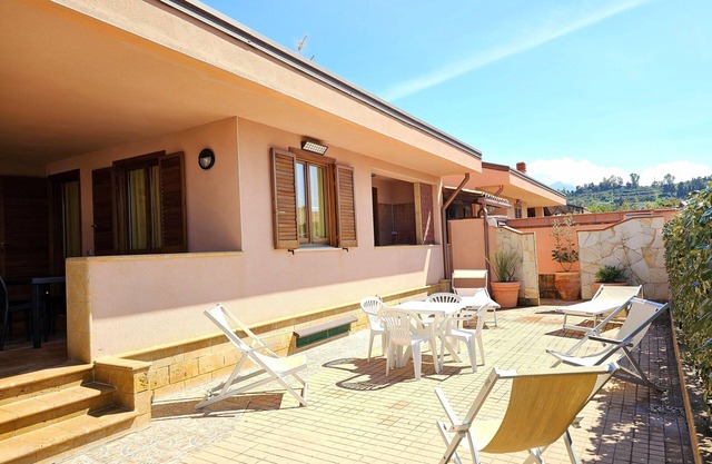 HELLE MEDITERRANE VILLA MIT TERRASSE UND GARTEN NUR 50METER VOM MEER ENTFERNT
