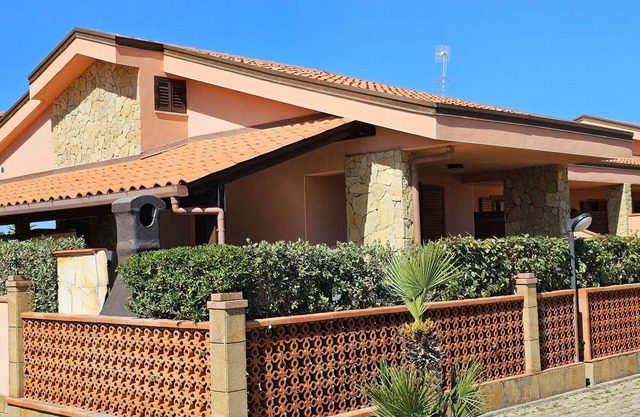 HELLE MEDITERRANE VILLA MIT TERRASSE UND GARTEN NUR 50 METER VOM MEER ENTFERN