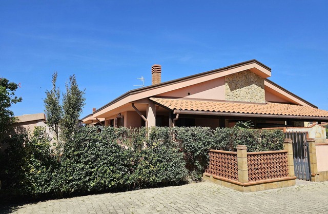 HELLE MEDITERRANE VILLA MIT TERRASSE UND GARTEN NUR 50 METER VOM MEER ENTFERN