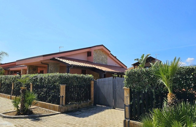 HELLE MEDITERRANE VILLA MIT TERRASSE UND GARTEN NUR 50 METER VOM MEER ENTFERN