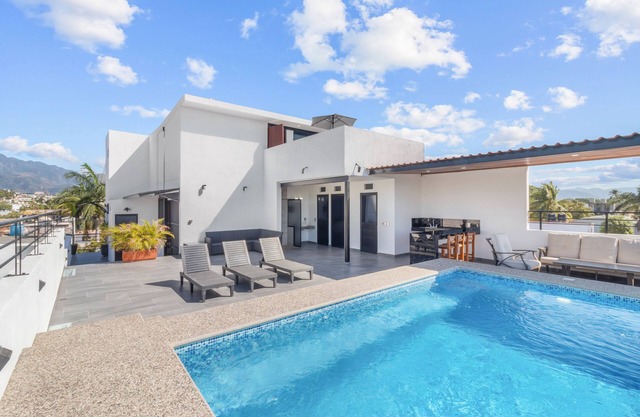 well located Apartment with pool and private Terrace, overlooking The city.