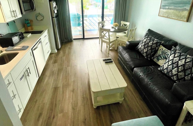 Well-Maintained Remodeled PoolView Condo Across from Beach Close to Downtown