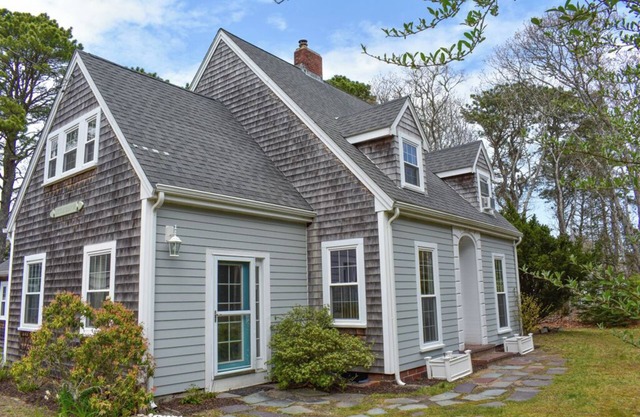 Well maintained, 5 bedroom room, sleeping 12, walking distance to beach
