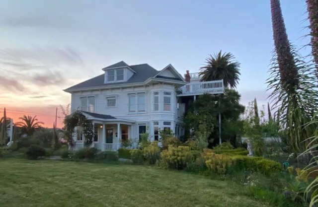 Weller House Historic Coastal Victorian and Ballroom