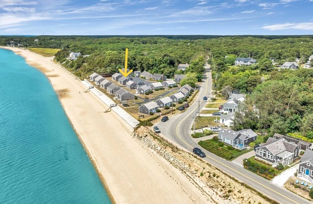 Wellfleet Harbor Facing Adorable Cottage (2308)