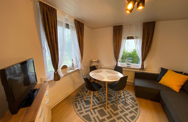 Stilvoll eingerichtete Ferienwohnung mit eingezäunten Garten