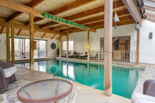 Wellspring by AvantStay Indoor Pool Views