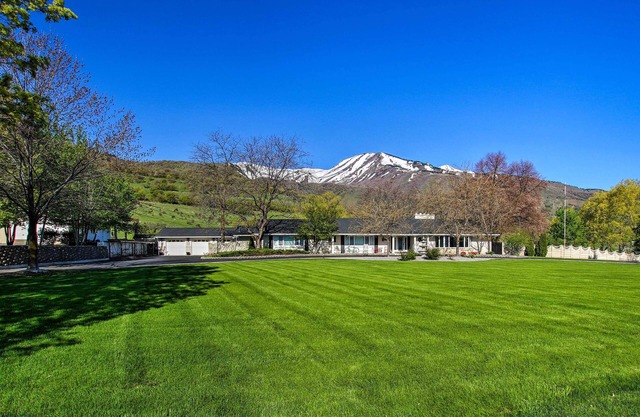 Wellsville House w / Mtn Ansichten, Yard & Tennis Court!