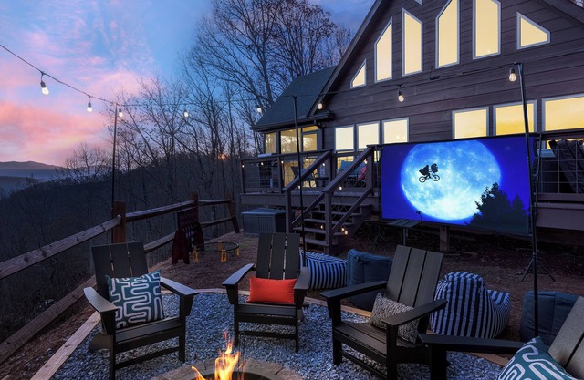 Wengen Chalet - Outdoor Theater, Views, Sauna, Cold Plunge, Hot tub, Firepit