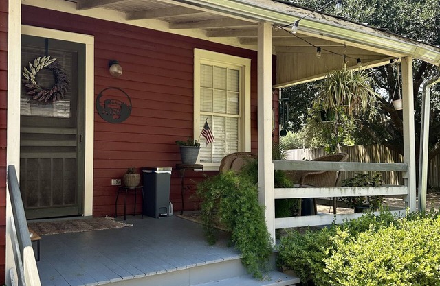 Wensel Cottage in downtown Natchez Walking distance to most shops & restaurants.
