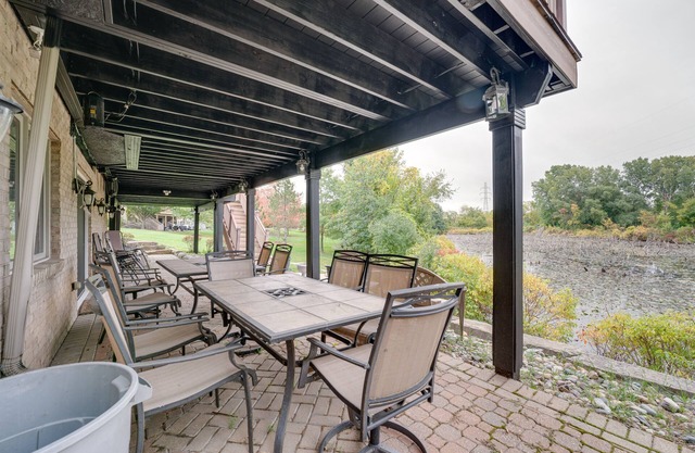 West Bloomfield Retreat: Stay in Nature Preserve!
