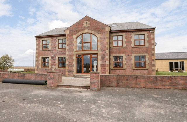 WEST BORDER FARM, pet friendly, with hot tub in Abbeytown