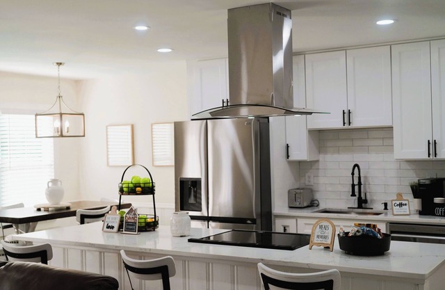 West Cobb Retreat, Newly Renovated, Theme Rooms, WiFi, Spacious Backyard