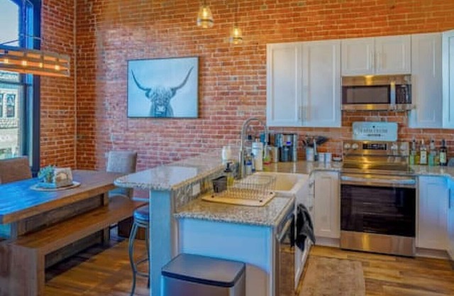West Empire Theatre Loft, Gorgeous Space on Main Street for 4! Local Golfing 50% Off!