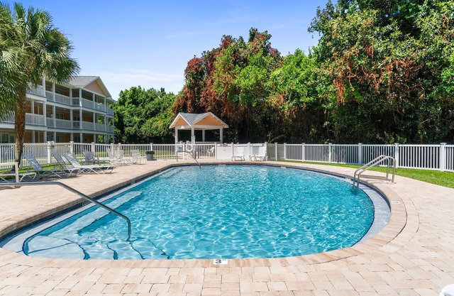 West End Gem | Walk to the Beach | Pool | Sleeps 4