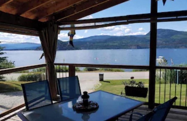 West facing Waterfront Cottage w/private beach & buoy & dock access