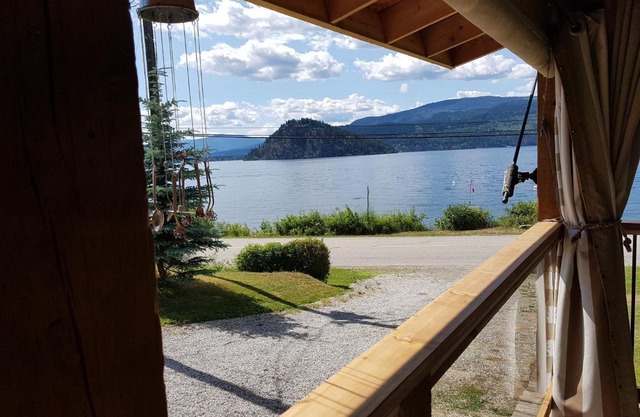 West facing Waterfront Cottage with private beach & buoy & dock access
