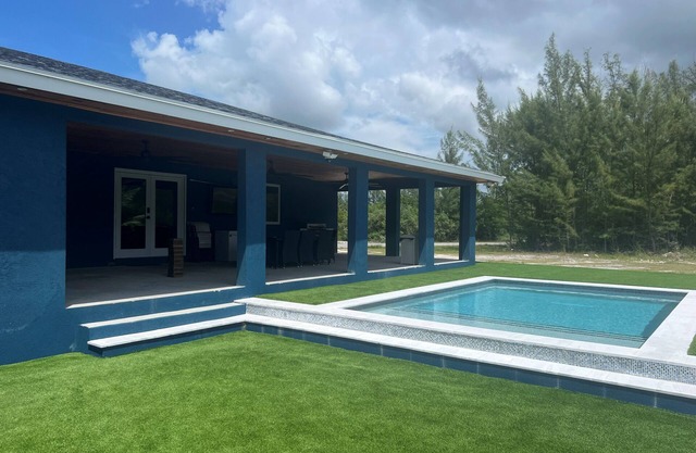 Charming 4-bedroom house with boat dock and pool in welcoming Bootle Bay
