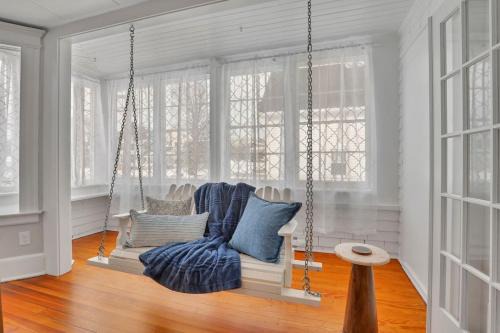 West Hartford Center- Charming New England Apt