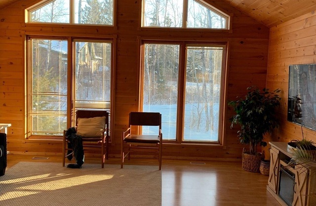 West Hawk Lake Family Paradise - just minutes from the beach