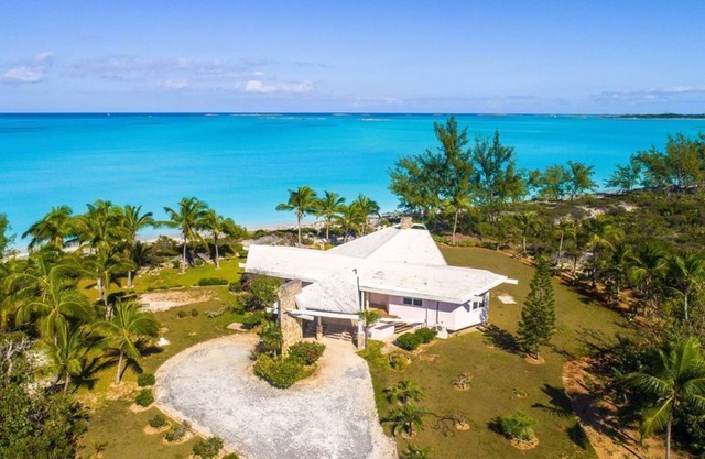 West House: 2BR House w/ Beach & Private Deck