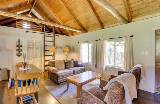 Hilltop Cabin Retreat by Lake Koocanusa!