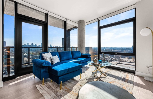 West Loop Getaway: Balcony, Dining Steps, Quiet