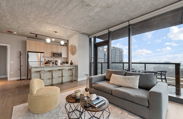 West Loop Retreat: High-End, Walk to Everything