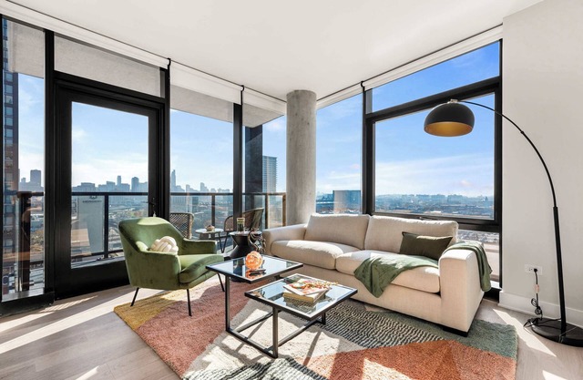 West Loop Oasis: Walk to Dining, Private Balcony