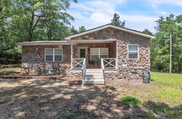 West Lowndes Country Cottage by OneHometown Getaways