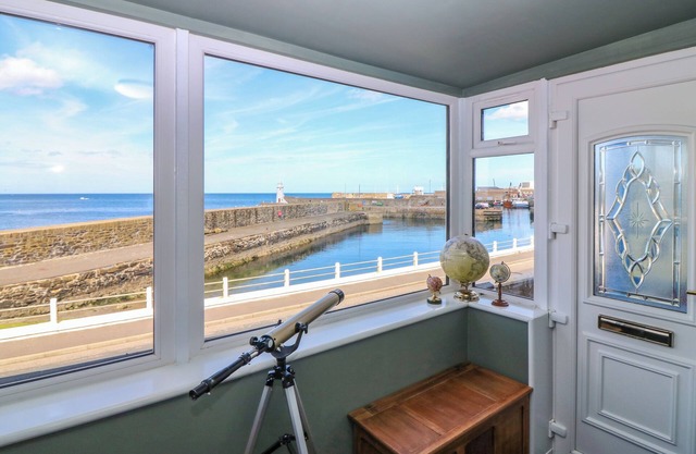 WEST PIER COTTAGE, family friendly, with open fire in Macduff