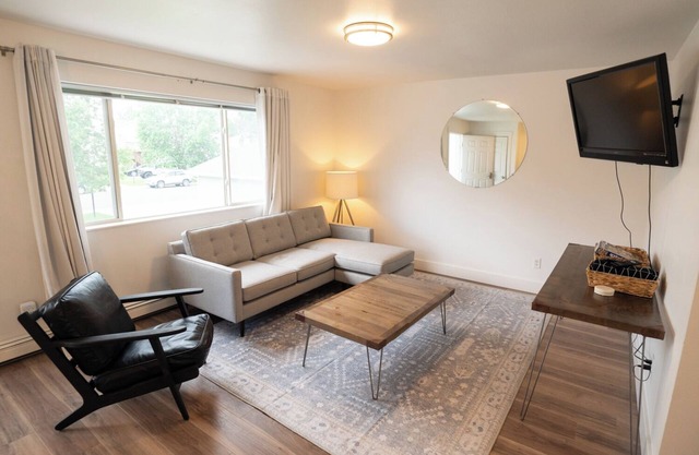 WEST SHORE FOUR CONDO, 4 Schlafplätze, in der Nähe von Bridger Bowl und Flughafen!