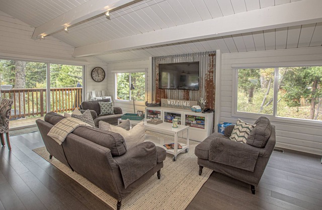 West Shore Retreat: Bright, cheery 3 bedroom / 2 bath West Lake Tahoe cabin