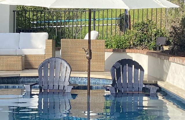 West Side 3BR/3BA - En suite layout, Pool&Hot Tub, nestled in oak covered hills!