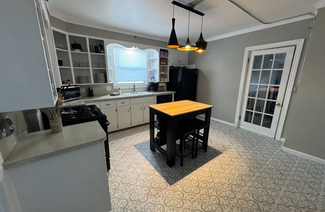 West Side Gem... 3-bedroom house in Grand Rapids with AC, WiFi, Laundry for 6