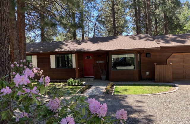 West Side on Road to Mountain & Biking │Hot Tub │Tucked in the Pines