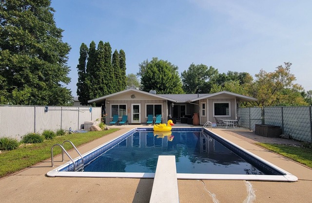 West Sioux Falls Retreat - private 3-bedroom acreage with pool
