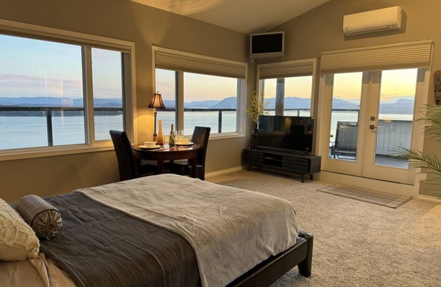 West Suite - Ocean Front Suite with private Hot tub @ Sahhali on the Bluffs