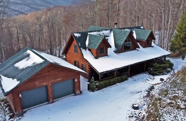 West Virginia Luxury Cabin, near Snowshoe, in Beautiful Sunset Mountain Village