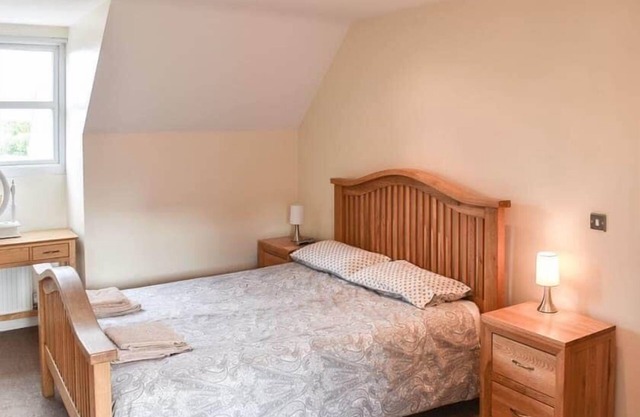 West Yorkshire-Three Storey Townhouse -Free parking