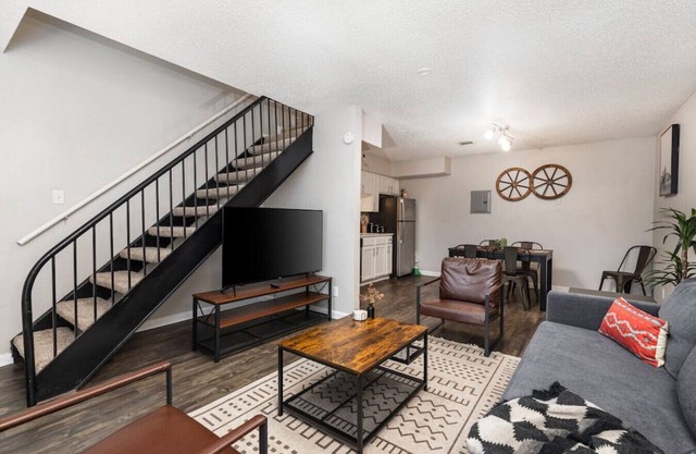 Western Modern 2 Story Townhome - Pool, Gym, Park