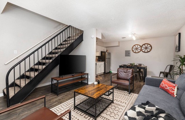 Western Modern 2 Story Townhome - Pool, Gym, Park