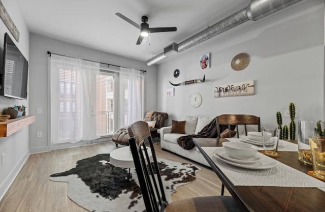 Western Saloon 2BR 4Bed Prime Location